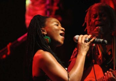 Mingas e Chico António “Bailam Maria” no palco do Terminus