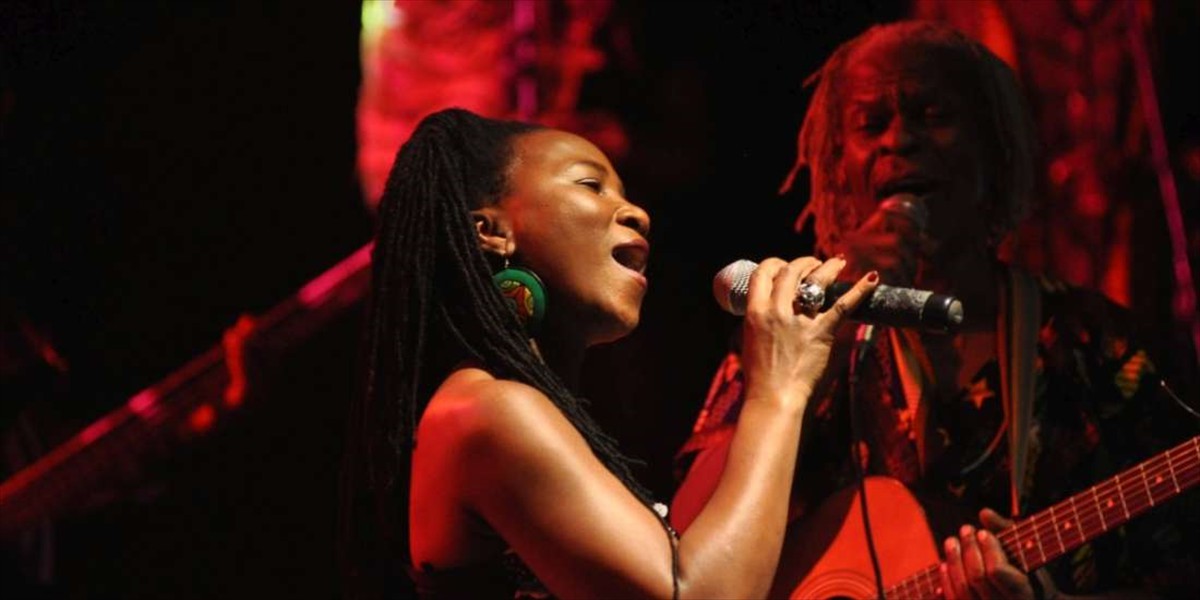 Mingas e Chico António “Bailam Maria” no palco do Terminus