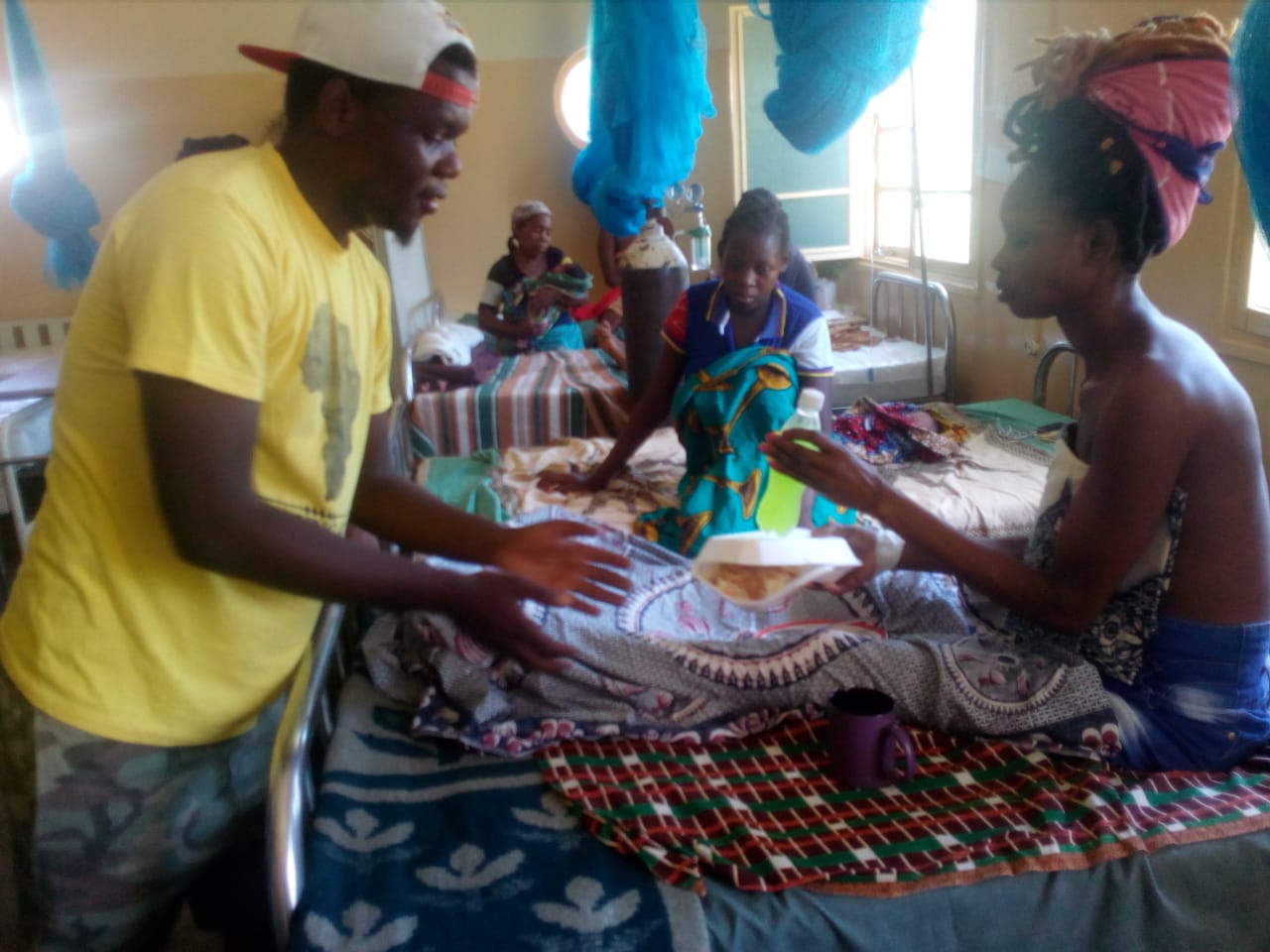 Young G e amigos organizam natal solidário em Inhambane