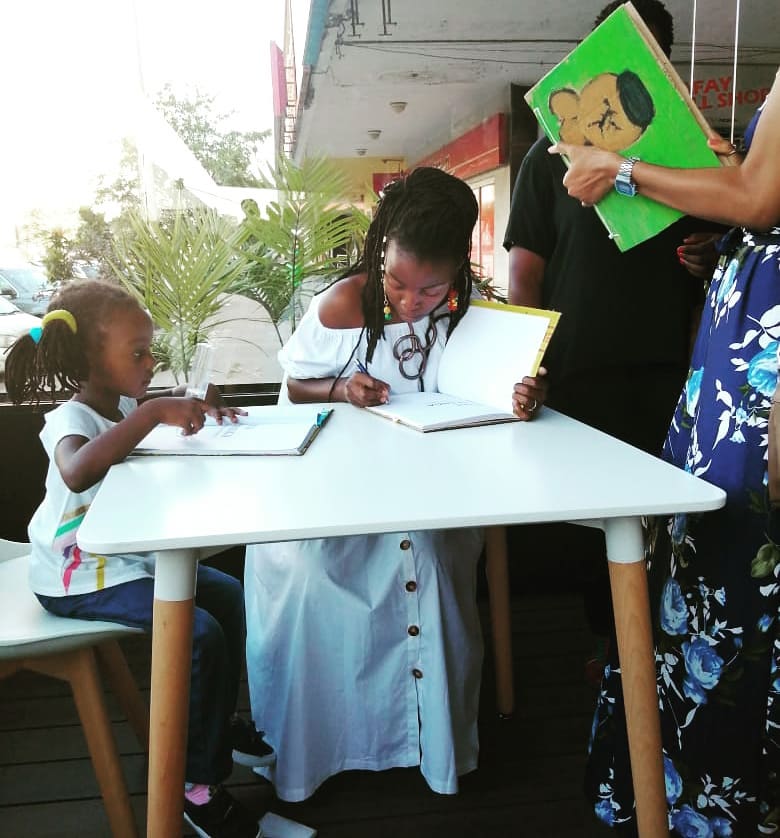 Énia Lipanga estreia-se e esgota na Minerva