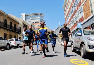 Modelo e fitness coach Elton Mashani oferece treino a grupo de futebol da polícia sul-africana