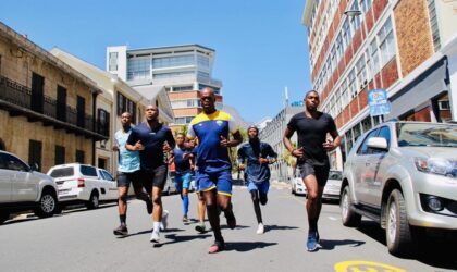 Modelo e fitness coach Elton Mashani oferece treino a grupo de futebol da polícia sul-africana