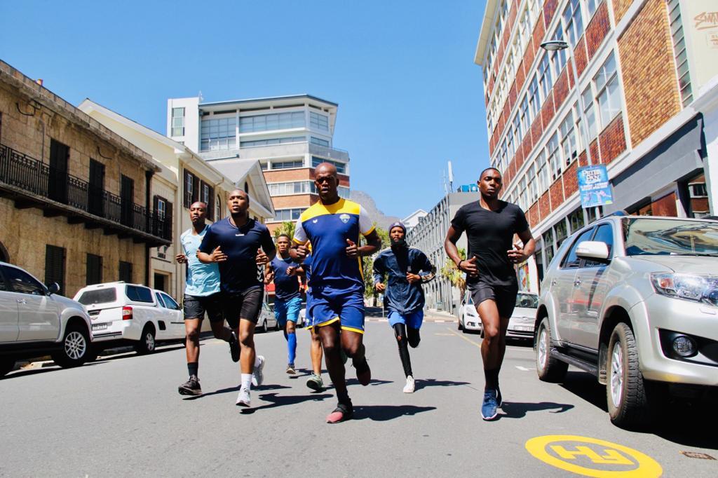 Modelo e fitness coach Elton Mashani oferece treino a grupo de futebol da polícia sul-africana