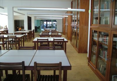 Camões tira poeira nos livros