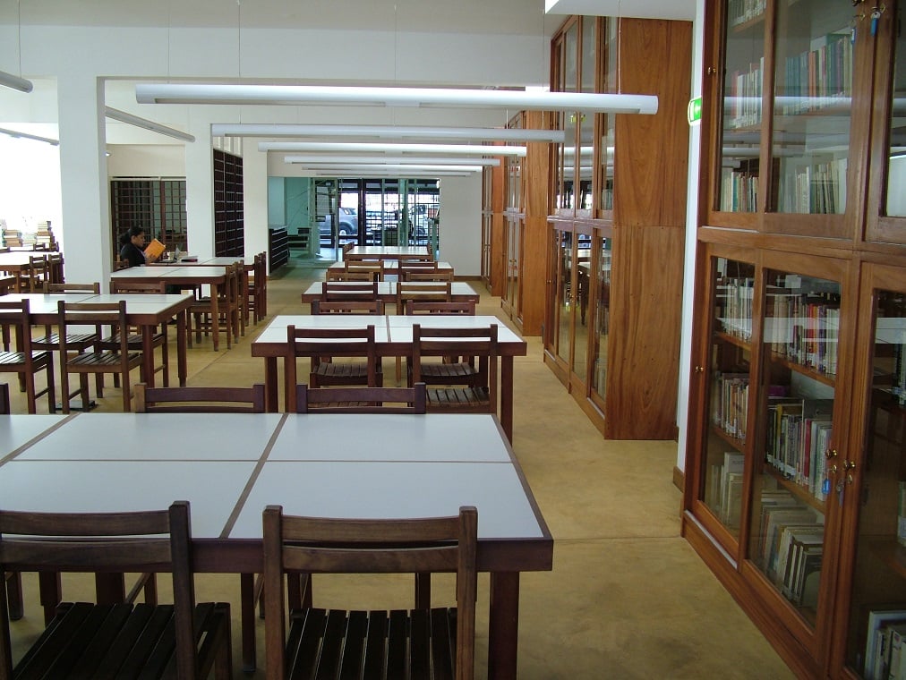 Camões tira poeira nos livros