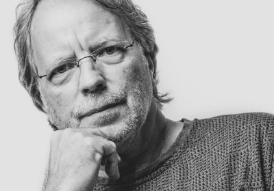 Mia Couto testa positivo à COVID-19 