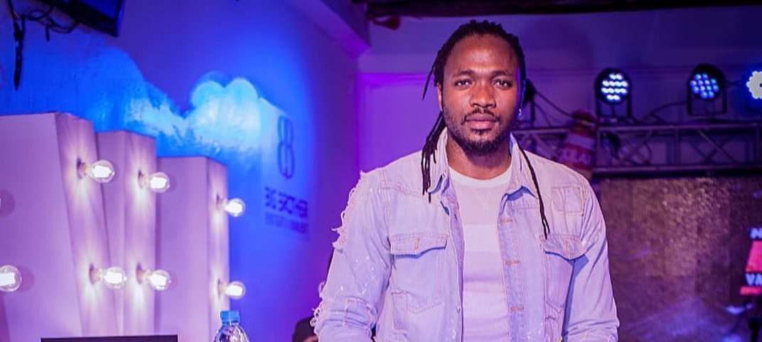 Abuchamo Munhoto em um dueto com AZ Khinera na música “Teu Colo” do álbum (A Caminho do Dzuwa)