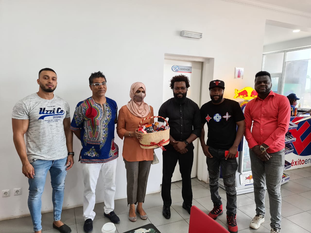 Êxito da Circular oferece cabaz ao Administrador de Marracuene em reconhecimento do seu trabalho notavel