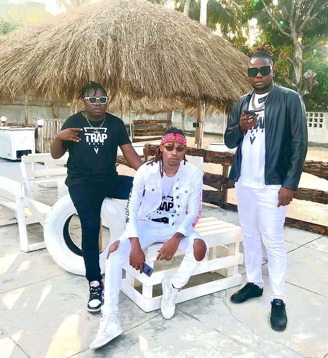 Fãs do grupo Trap Boys criam agitação na casa de Slowlli