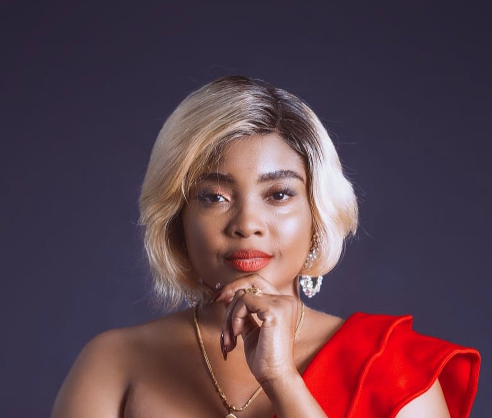 Miss Didy confessa que não casará agora, mas está feliz por Jorge Ribeiro e Karina Miss Didy confessa que não casará agora, mas está feliz por Jorge Ribeiro e Karina