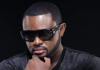 Cantor angolano presta homenagem a Bang