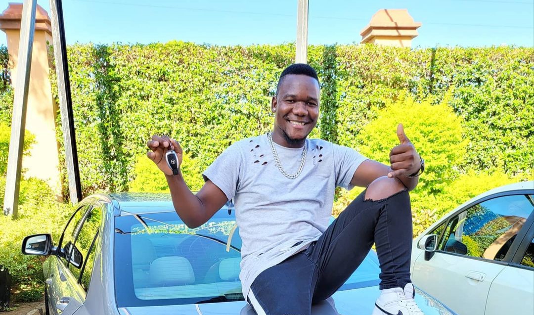 Mr. Bow presenteia o seu irmão com um carro de luxo