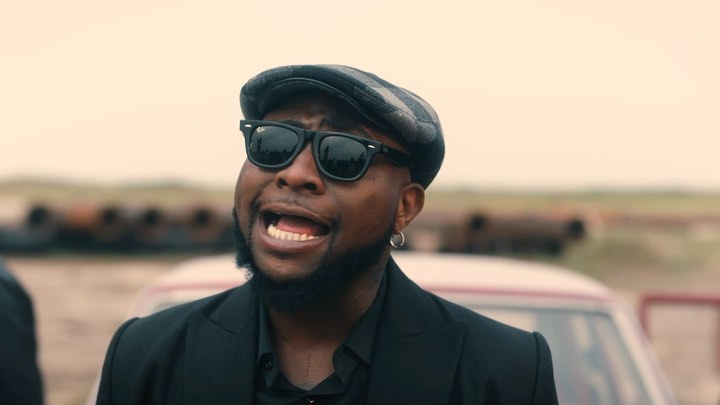 O cantor nigeriano, Davido mostra que “Yaba Buluku”