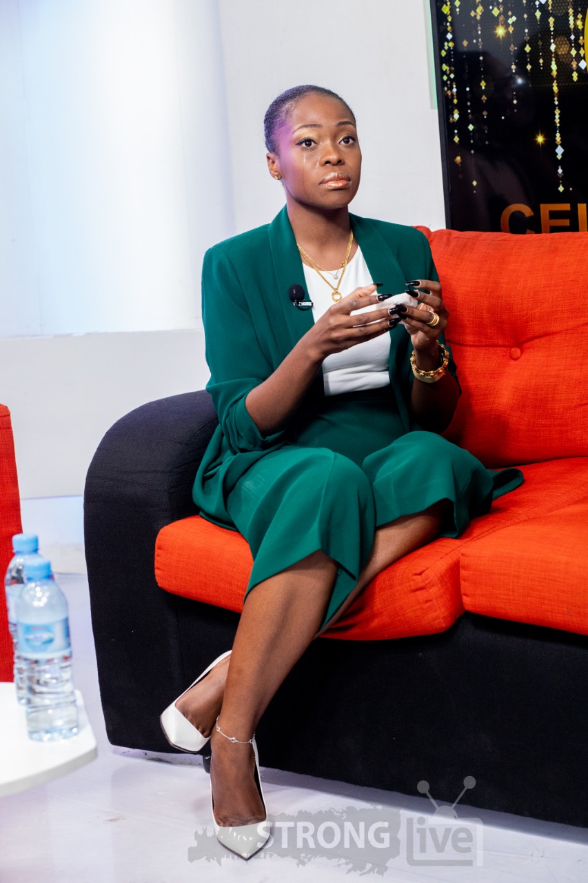 Taússe Daniel derrama lágrimas no programa Celebridades da Stronglive