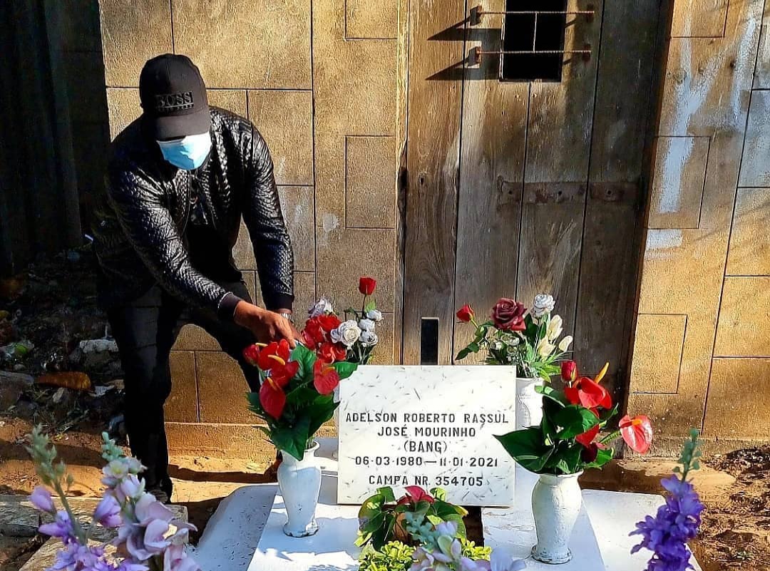 Cantor angolano JD visita campa de Bang