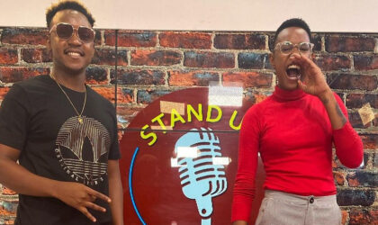 Justino Ubakka surpreende a todos no palco de “Stand Up Comedy” na TV Sucesso