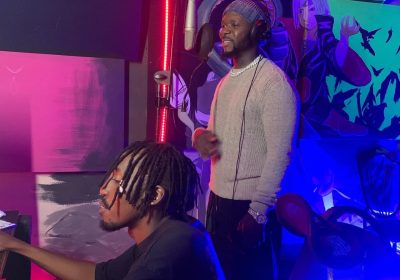 Mark Exodus entra no estúdio com Mr. Bow