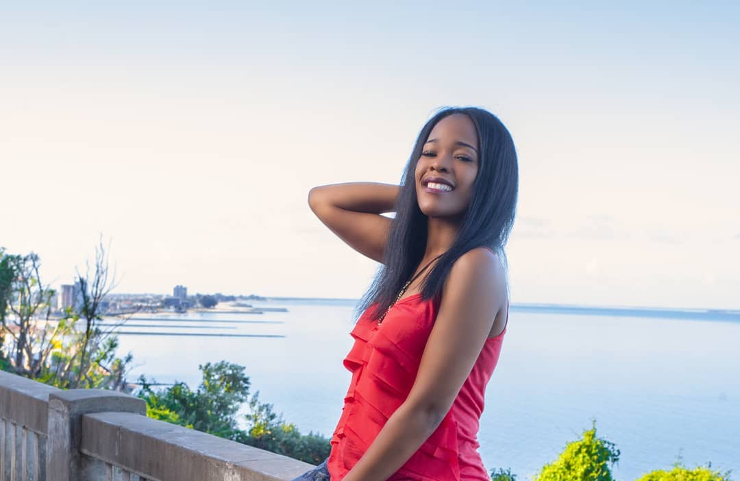 Biografia da apresentadora e locutora Helena Pitoro