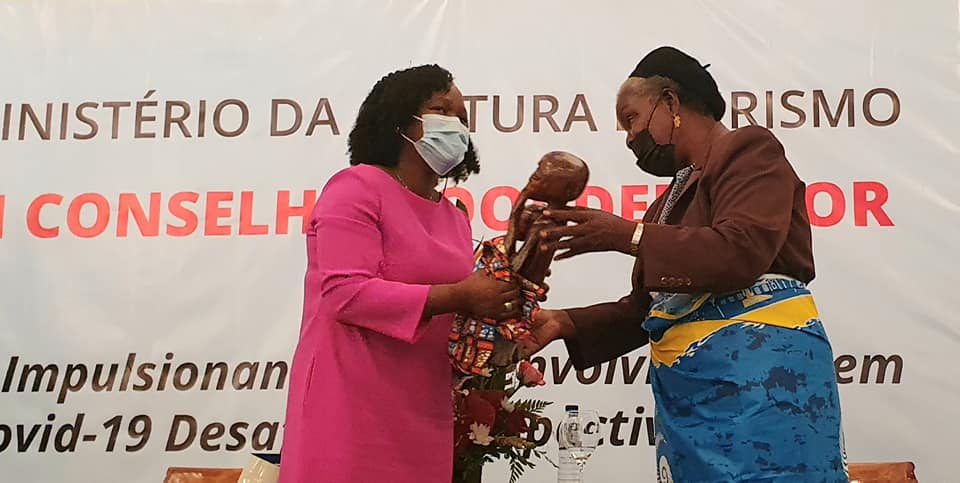 Ministra da Cultura e Turismo convida Paulina Chiziane à “Expo Dubai”