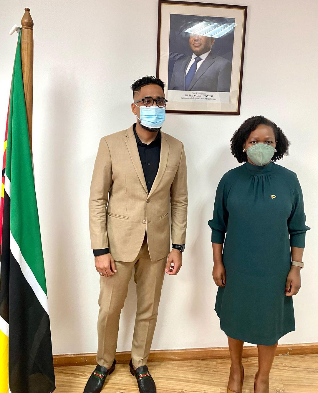 Ministra da Cultura e Turismo recebe DJ Faya no seu gabinete de trabalho