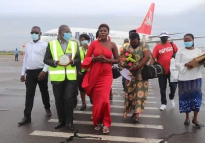 Edil Albano Carige recebe a Vencedora do Fama Show no Aeroporto Internacional da Beira