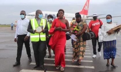 Edil Albano Carige recebe a Vencedora do Fama Show no Aeroporto Internacional da Beira