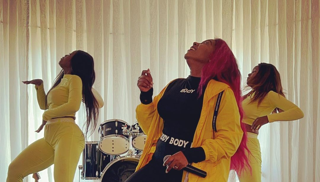 Um álbum 2021, uma música para festas de natal e virada do ano