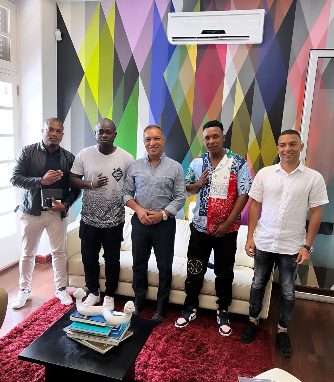 Salimo Abdula recebe o Grupo Sétimo (Dinho Puro, Weka e Gambeta)