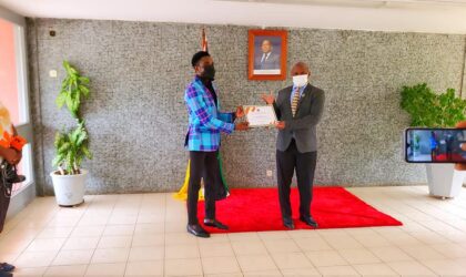 Governador de Cabo Delgado, Valige Tauabo, oferece certificado de reconhecimento ao Az Khinera