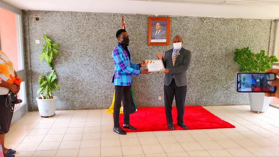 Governador de Cabo Delgado, Valige Tauabo, oferece certificado de reconhecimento ao Az Khinera