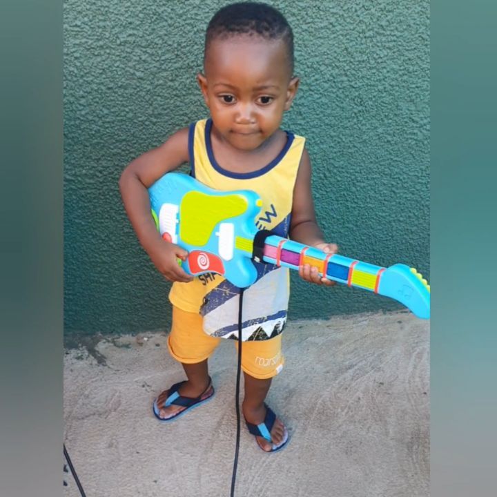 Filho do Ubakka, Wezzu, dá sinais de ter uma paixão pela música e viraliza na internet