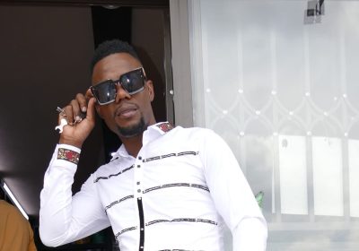 Vaza vídeo de cantor Refiller Boy tirando arma numa festa