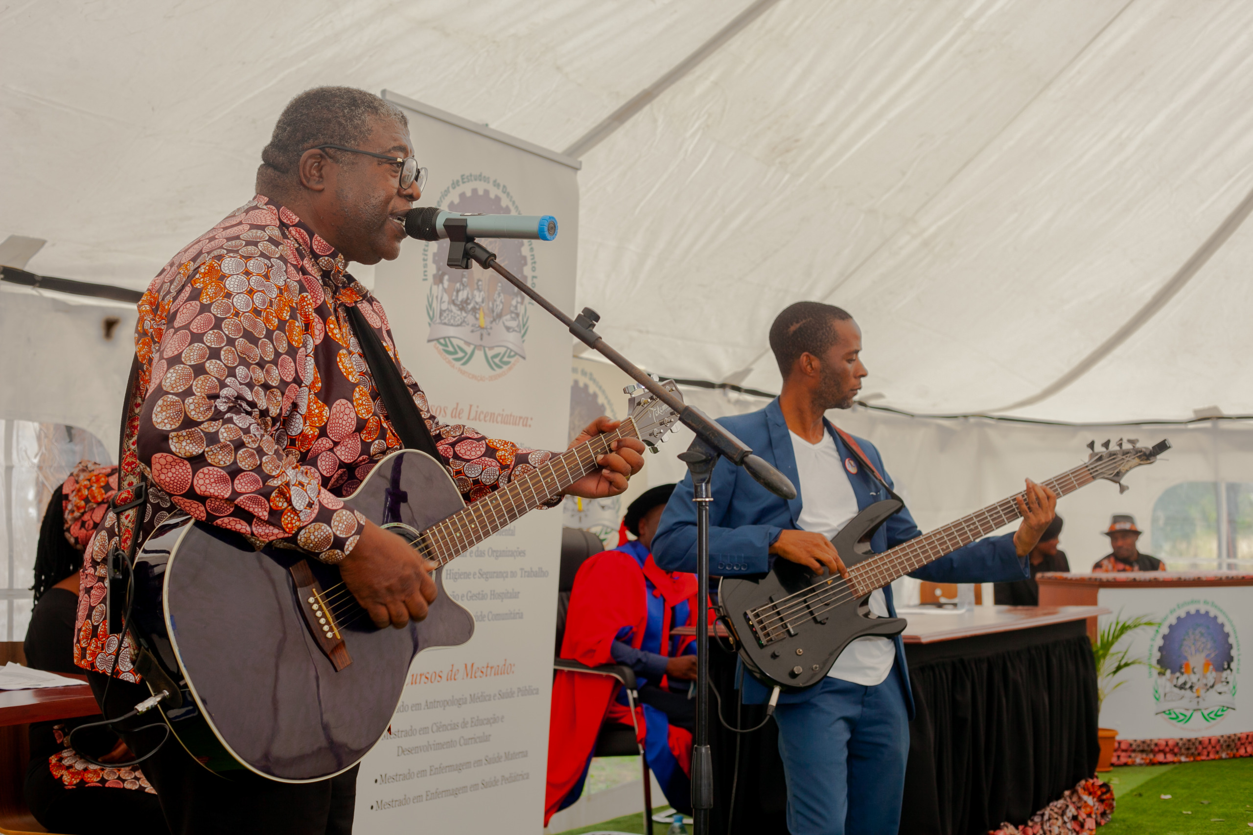 Roberto Chitsondzo anima a III Cerimónia de Graduação do ISEDEL Roberto Chitsondzo anima a III Cerimónia de Graduação do ISEDEL
