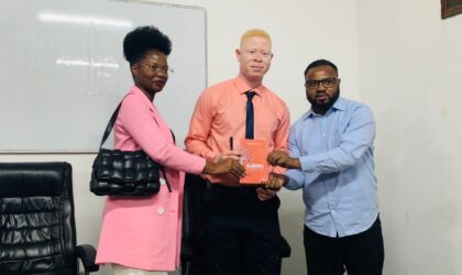 Seragy Abudo Pastela lança o livro “Albino – Uma Lição de Vida” baseado em factos reais