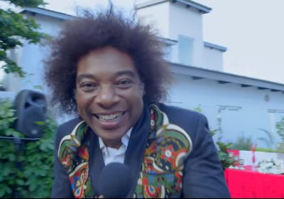 “Felizminha” de Stewart Sukuma ganha uma nova versão na campanha do Moza Banco