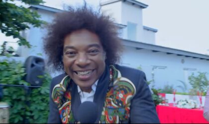 “Felizminha” de Stewart Sukuma ganha uma nova versão na campanha do Moza Banco