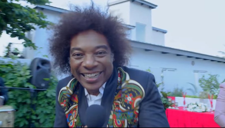 “Felizminha” de Stewart Sukuma ganha uma nova versão na campanha do Moza Banco