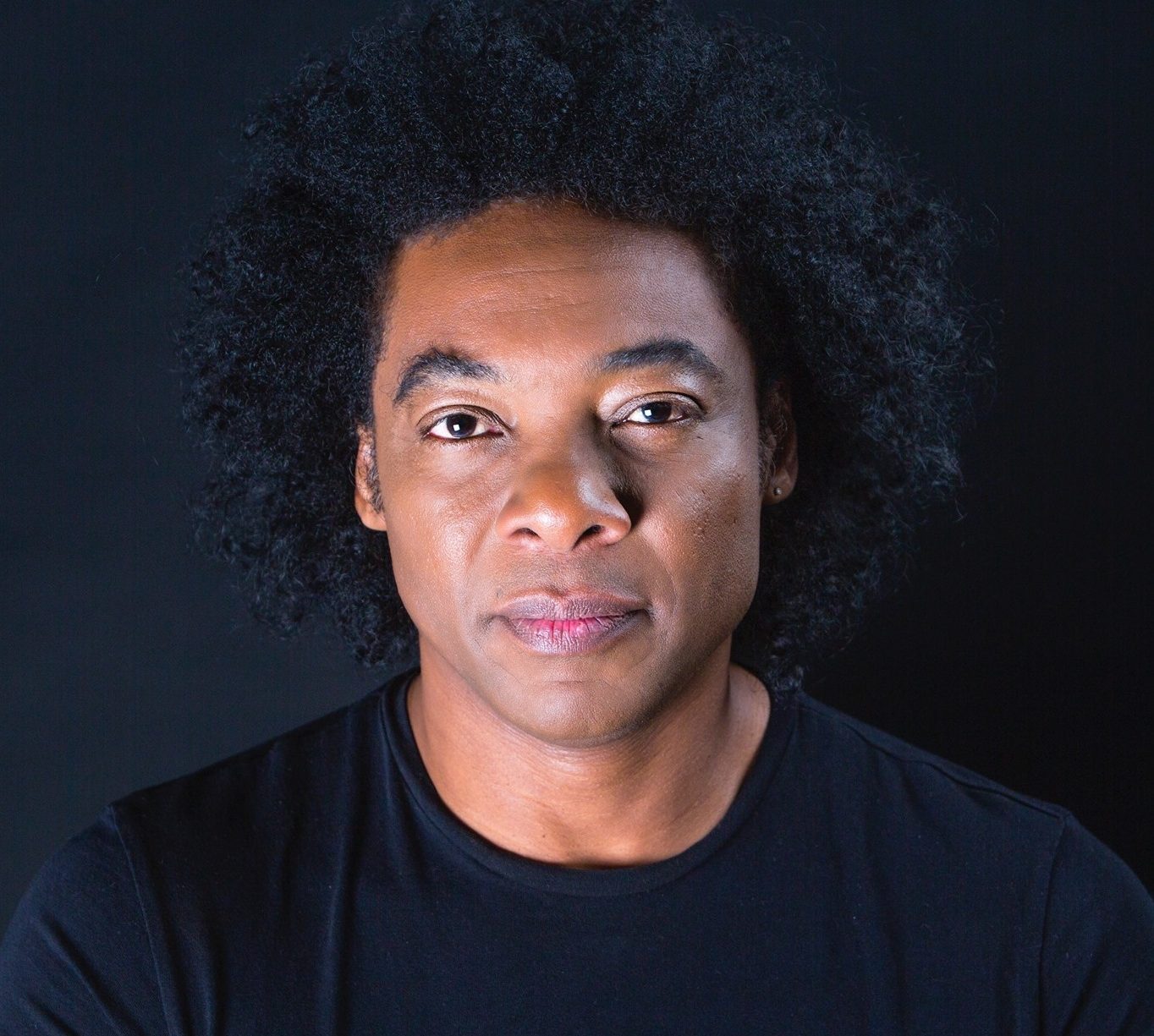 Stewart Sukuma anuncia o seu livro de poesia “O Alfaiate e a Arte de Costurar o Amor” Stewart Sukuma anuncia o seu livro de poesia “O Alfaiate e a Arte de Costurar o Amor”