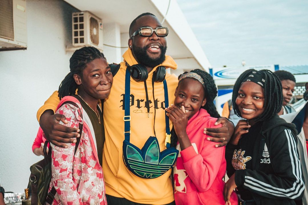 Fãs de Hot Blaze, Cleyton David e Tamyris tentam “devorar” os ídolos em Tete