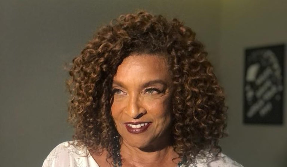 Estrela de novelas brasileiras ensina uma música em Changana aos seus fãs em Brasil