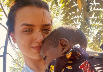 Ex-BBB Rafa Kalimann conhece criança moçambicana que recebeu o seu nome