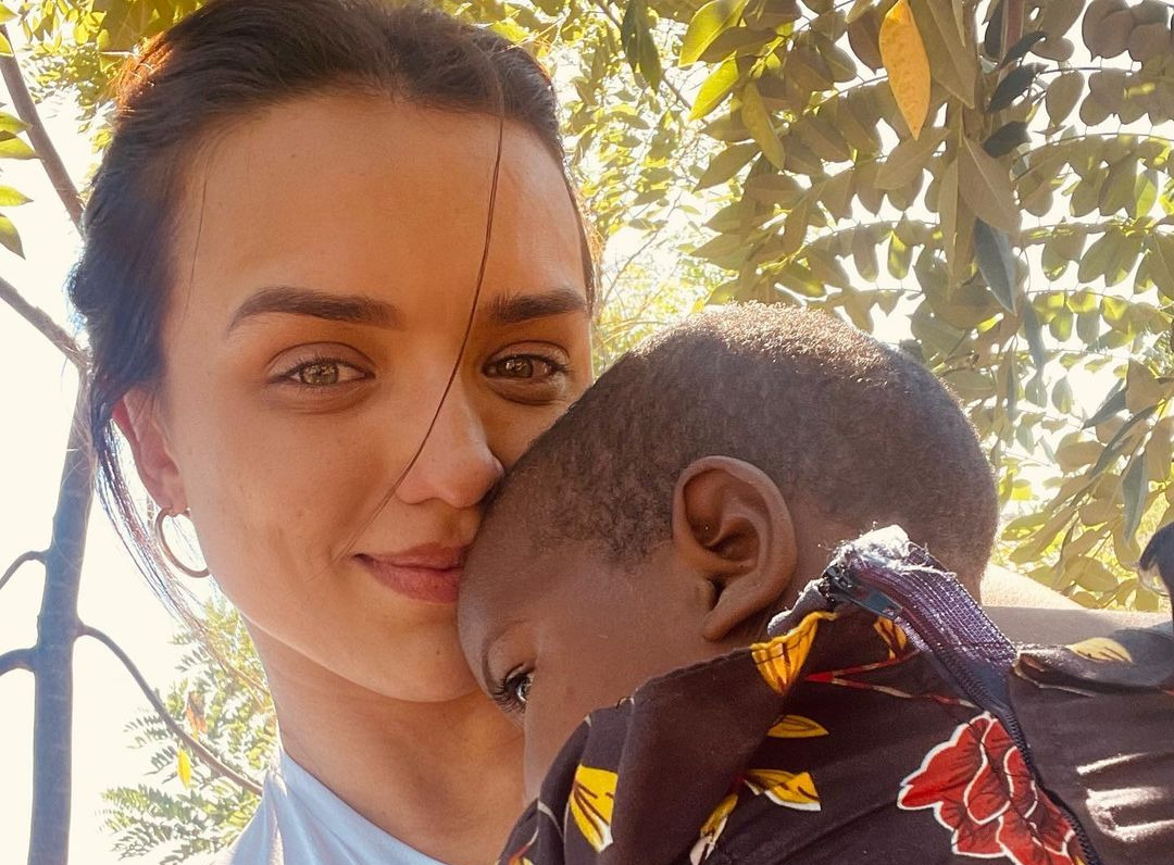 Ex-BBB Rafa Kalimann conhece criança moçambicana que recebeu o seu nome