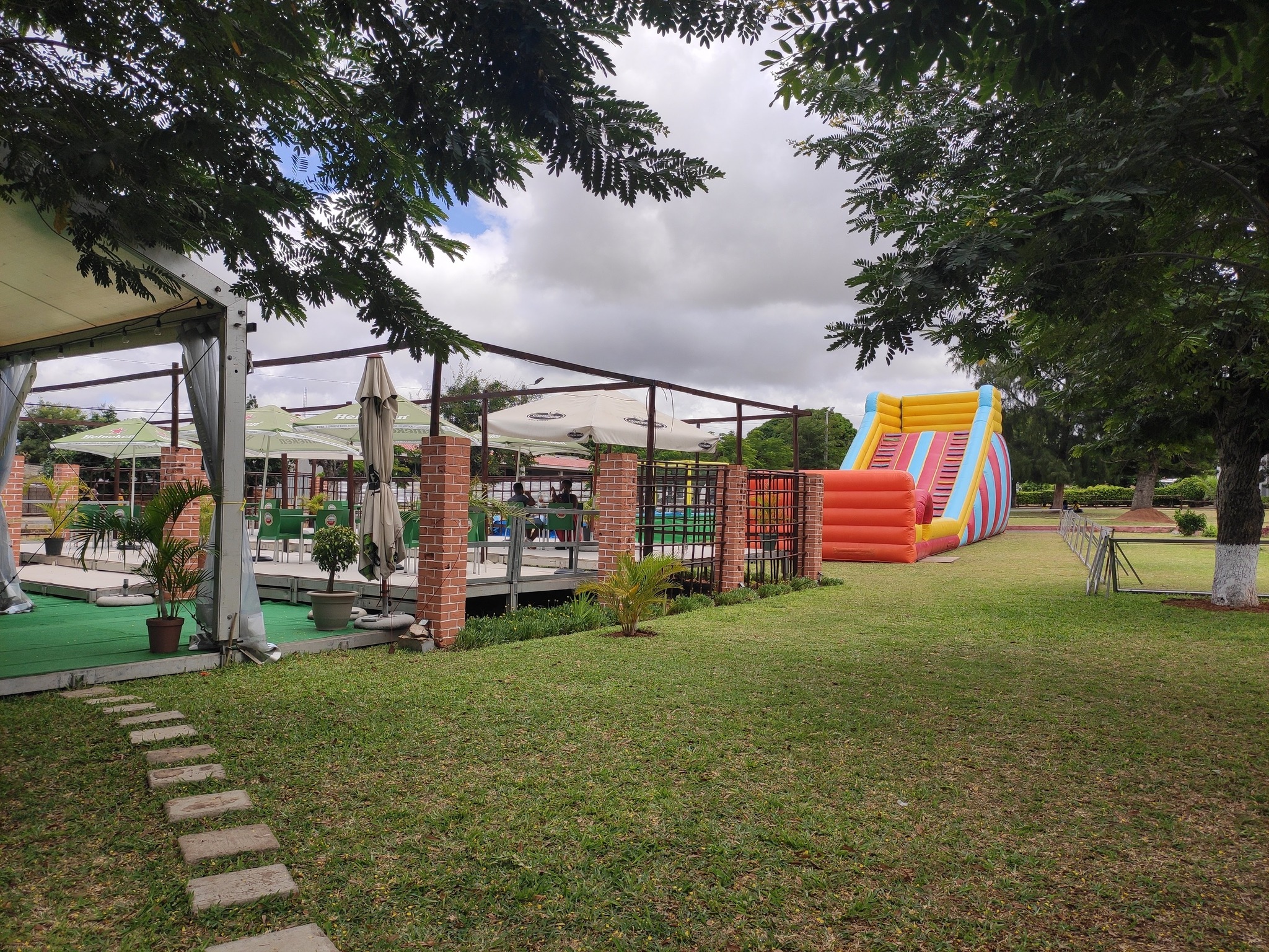 Um lugar para estar e relaxar em Marracuene: Hippo Cocktail Bar & Tapas