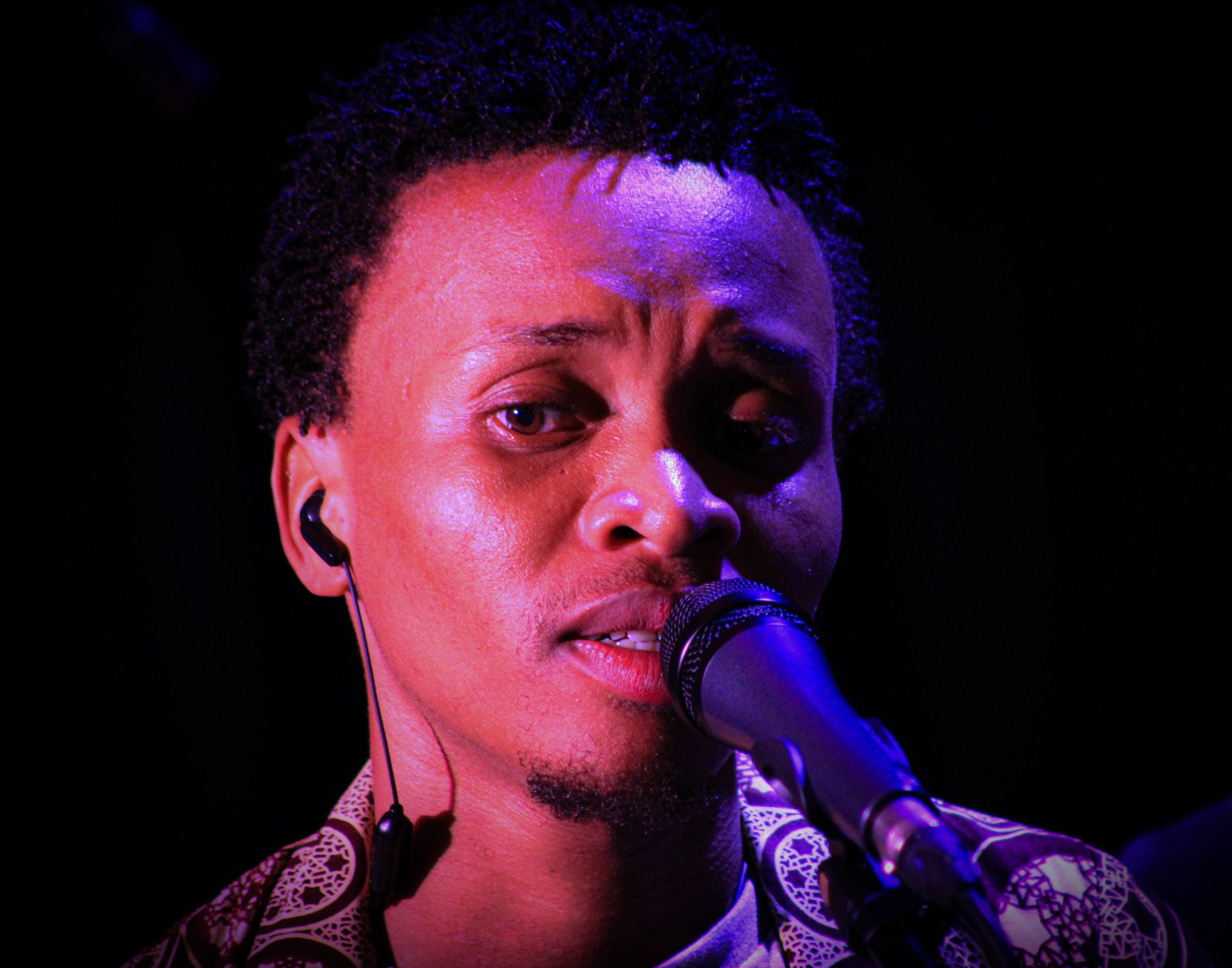 Obedes Lobadias oferece Flores à Ex na X-Hub