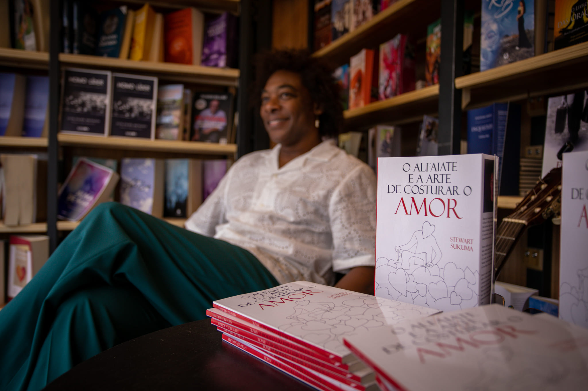 Cópias do livro de Stewart Sukuma esgotam em 25 minutos na Feira do Livro de Lisboa Cópias do livro de Stewart Sukuma esgotam em 25 minutos na Feira do Livro de Lisboa