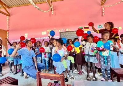 Sheila Ibrahimo e Fundação Yassin Amuji visitam a Escola Primária 25 de Fevereiro, em Vilankulo 