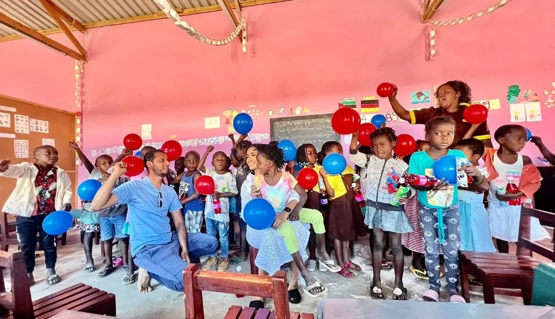 Sheila Ibrahimo e Fundação Yassin Amuji visitam a Escola Primária 25 de Fevereiro, em Vilankulo 