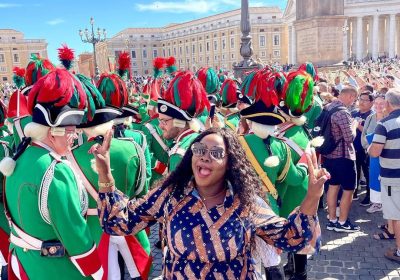 Vestindo capulana, Lourena Nhate brilha na cidade do Vaticano, na Itália