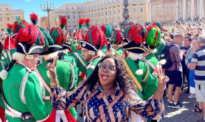 Vestindo capulana, Lourena Nhate brilha na cidade do Vaticano, na Itália