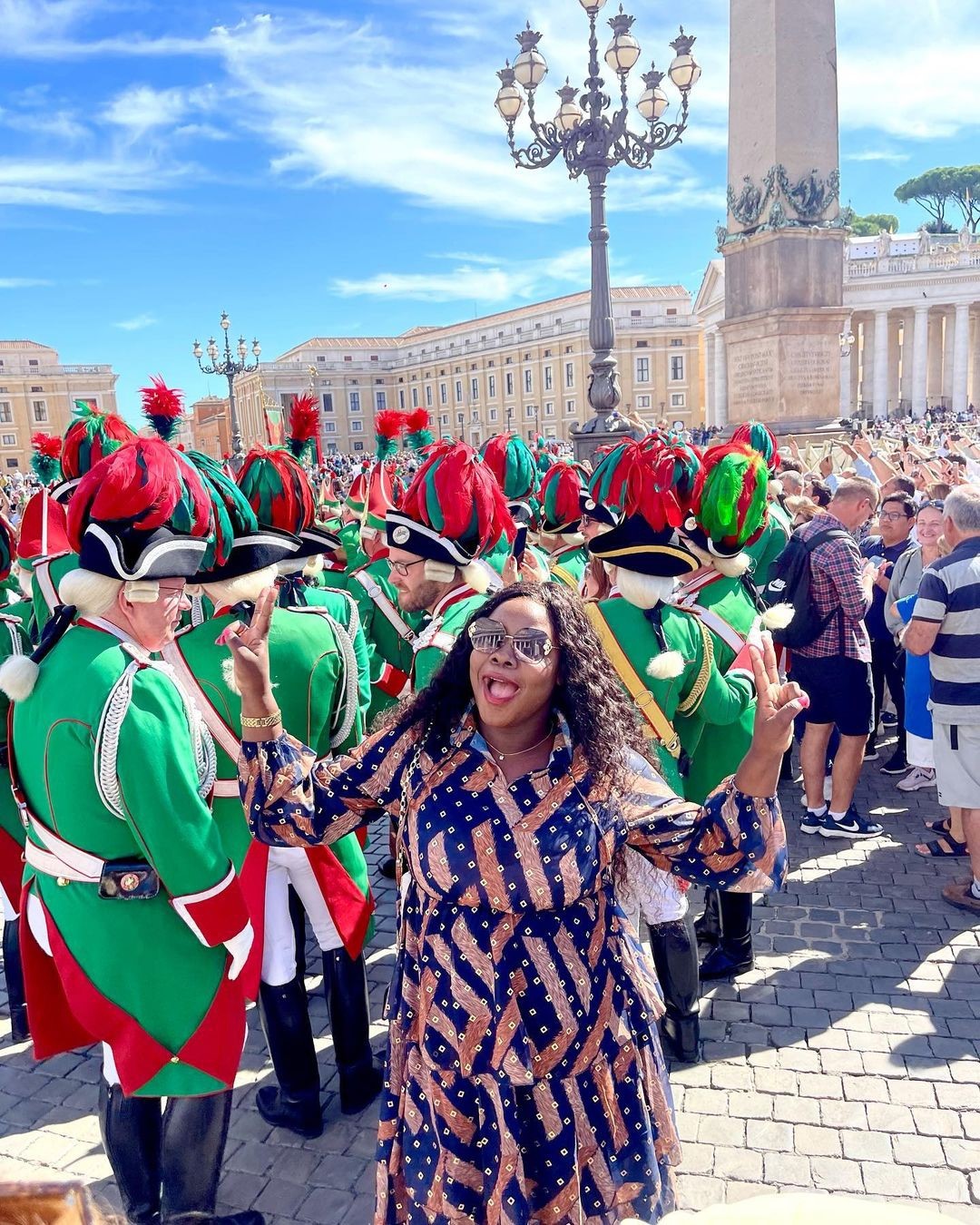 Vestindo capulana, Lourena Nhate brilha na cidade do Vaticano, na Itália